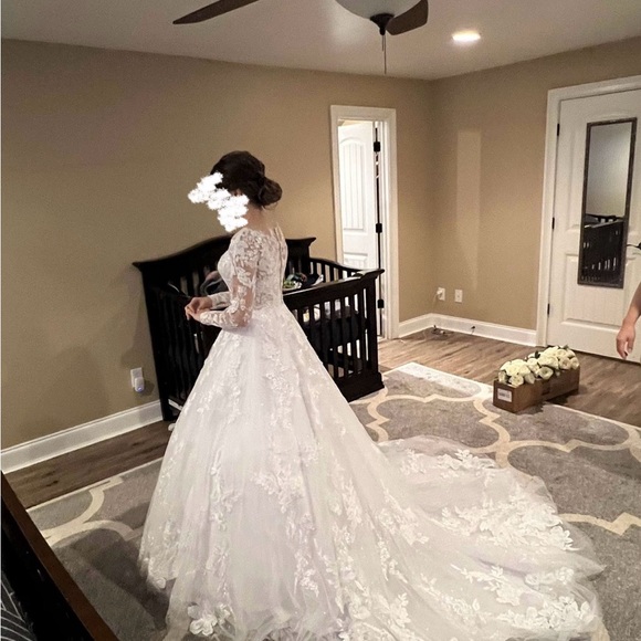 Essence of Australia wedding dress
Color: White
Size 8
Long Ivory veil included - Picture 2 of 3